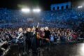 Ascolti tv del 23 maggio 2026: Dalla Strada al Palco Special chiude col 20.2%, ottima la festa dei Pooh (18.1%). Che sfida in access tra Affari Tuoi (25.5%) e La Ruota (21-26.3%) chiudendo 24 minuti dopo
