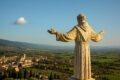 Ascolti tv del 4 ottobre 2026: San Francesco cattura il 14.3%, l'immorale scelta di Verissimo di sera ripaga al 17% poi Racconto di una notte (14.6%). Benigni al 20.2%